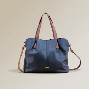 bolso de cuero genuino, bolso de cuero floater, bolso de cuero vacuno, bolso de cuero para mujer, bolso de cuero negro con tiros cafés, bolso de cuero flexible, bolso de cuero personalizado, bolso de cuero boliviano, marroquinería de Bolivia, bolso de cuero elegante, bolso de cuero exclusivo.