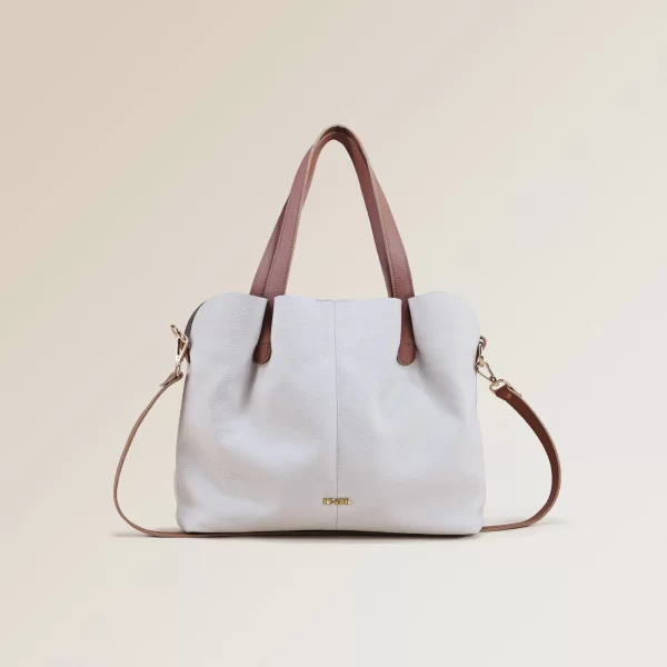 bolso de cuero genuino, bolso de cuero floater, bolso de cuero vacuno, bolso de cuero para mujer, bolso de cuero negro con tiros cafés, bolso de cuero flexible, bolso de cuero personalizado, bolso de cuero boliviano, marroquinería de Bolivia, bolso de cuero elegante, bolso de cuero exclusivo.