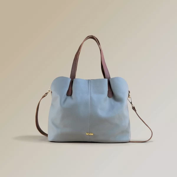 bolso de cuero genuino, bolso de cuero floater, bolso de cuero vacuno, bolso de cuero para mujer, bolso de cuero negro con tiros cafés, bolso de cuero flexible, bolso de cuero personalizado, bolso de cuero boliviano, marroquinería de Bolivia, bolso de cuero elegante, bolso de cuero exclusivo.