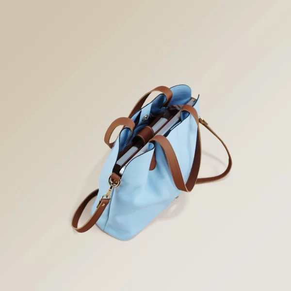 bolso de cuero genuino, bolso de cuero floater, bolso de cuero vacuno, bolso de cuero para mujer, bolso de cuero negro con tiros cafés, bolso de cuero flexible, bolso de cuero personalizado, bolso de cuero boliviano, marroquinería de Bolivia, bolso de cuero elegante, bolso de cuero exclusivo.