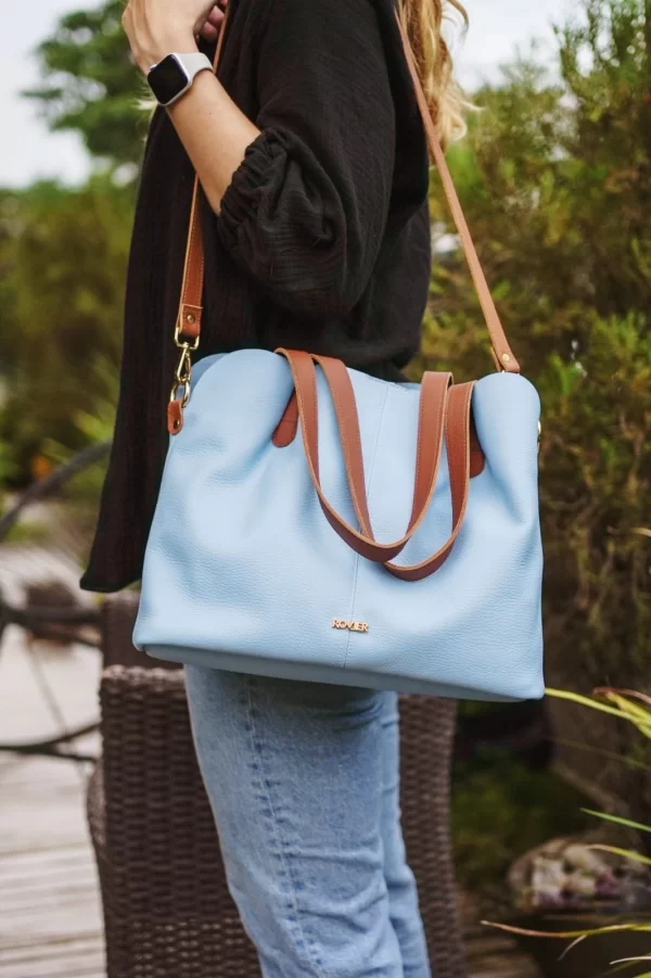 bolso de cuero genuino, bolso de cuero floater, bolso de cuero vacuno, bolso de cuero para mujer, bolso de cuero negro con tiros cafés, bolso de cuero flexible, bolso de cuero personalizado, bolso de cuero boliviano, marroquinería de Bolivia, bolso de cuero elegante, bolso de cuero exclusivo.
