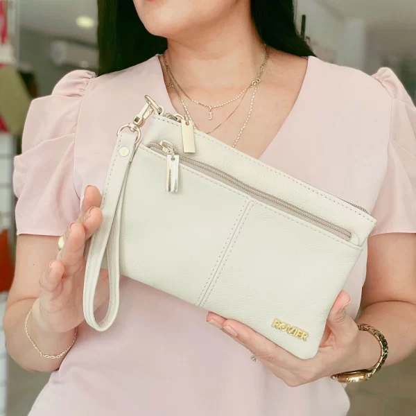 cartera clutch de cuero, clutch wallet de cuero, billetera de cuero, billetera de mujer, neceser de cuero, cartera tipo neceser, clutch compacto de cuero, cartera de mano de cuero, accesorio de cuero para mujer, clutch de cuero boliviano, clutch elegante, clutch exclusivo.