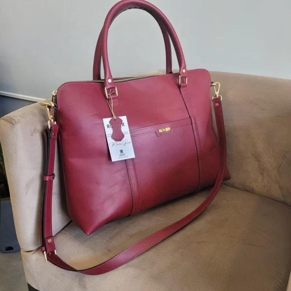 bolso ejecutivo de cuero, bolso para laptop 14", bolso con cierre interno, bolso de mano y bandolera, bolso de cuero para profesionales, bolso de cuero con forro, bolso de cuero boliviano, bolso de cuero resistente, bolso de cuero elegante, bolso de cuero exclusivo.