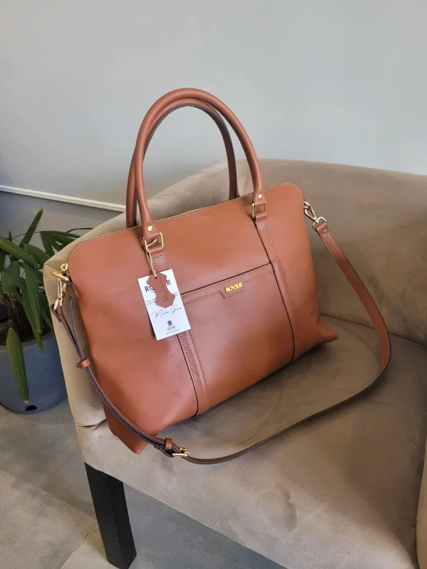 bolso ejecutivo de cuero, bolso para laptop 14", bolso con cierre interno, bolso de mano y bandolera, bolso de cuero para profesionales, bolso de cuero con forro, bolso de cuero boliviano, bolso de cuero resistente, bolso de cuero elegante, bolso de cuero exclusivo.