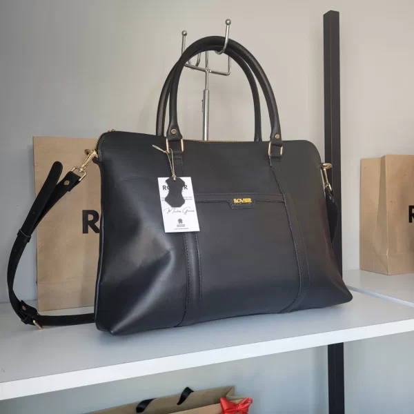 bolso ejecutivo de cuero, bolso para laptop 14", bolso con cierre interno, bolso de mano y bandolera, bolso de cuero para profesionales, bolso de cuero con forro, bolso de cuero boliviano, bolso de cuero resistente, bolso de cuero elegante, bolso de cuero exclusivo.