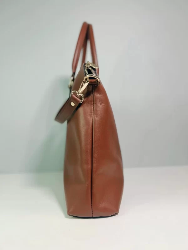 bolso ejecutivo de cuero, bolso para laptop 14", bolso con cierre interno, bolso de mano y bandolera, bolso de cuero para profesionales, bolso de cuero con forro, bolso de cuero boliviano, bolso de cuero resistente, bolso de cuero elegante, bolso de cuero exclusivo.