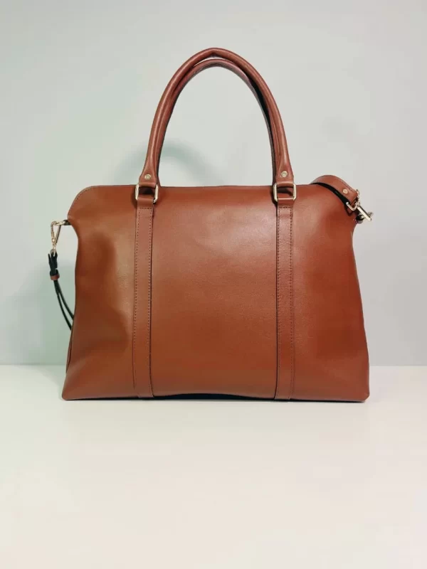bolso ejecutivo de cuero, bolso para laptop 14", bolso con cierre interno, bolso de mano y bandolera, bolso de cuero para profesionales, bolso de cuero con forro, bolso de cuero boliviano, bolso de cuero resistente, bolso de cuero elegante, bolso de cuero exclusivo.