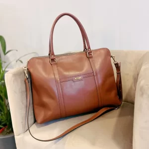 bolso ejecutivo de cuero, bolso para laptop 14", bolso con cierre interno, bolso de mano y bandolera, bolso de cuero para profesionales, bolso de cuero con forro, bolso de cuero boliviano, bolso de cuero resistente, bolso de cuero elegante, bolso de cuero exclusivo.