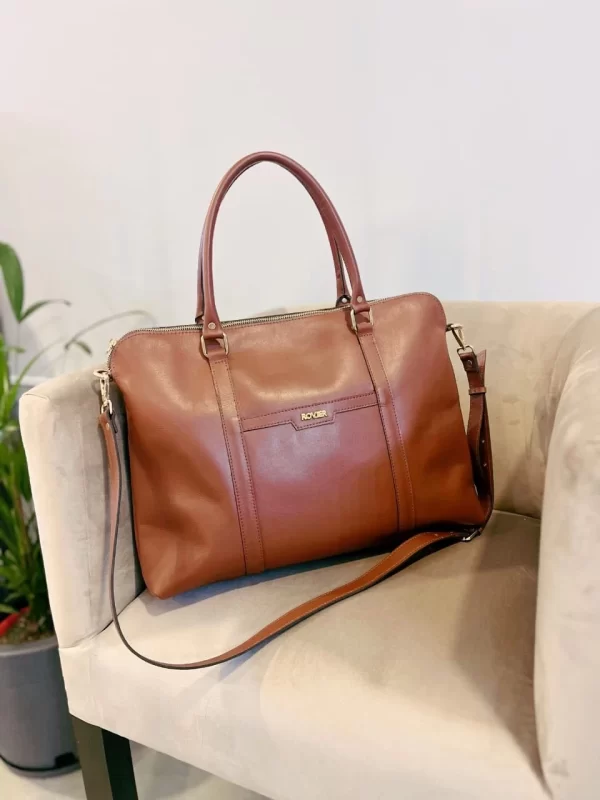 bolso ejecutivo de cuero, bolso para laptop 14", bolso con cierre interno, bolso de mano y bandolera, bolso de cuero para profesionales, bolso de cuero con forro, bolso de cuero boliviano, bolso de cuero resistente, bolso de cuero elegante, bolso de cuero exclusivo.