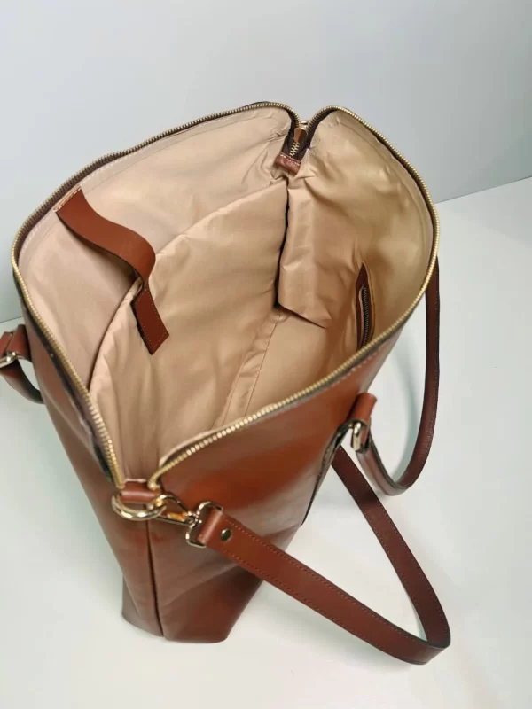 bolso ejecutivo de cuero, bolso para laptop 14", bolso con cierre interno, bolso de mano y bandolera, bolso de cuero para profesionales, bolso de cuero con forro, bolso de cuero boliviano, bolso de cuero resistente, bolso de cuero elegante, bolso de cuero exclusivo.