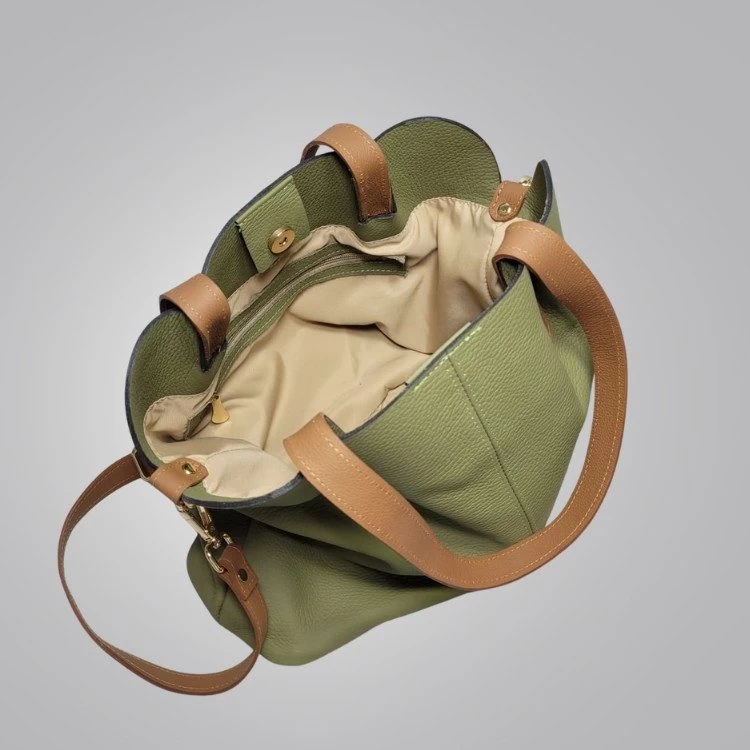 bolsos de cuero, carteras de cuero, accesorios de cuero, cuero vacuno boliviano, bolsos hechos en Bolivia, carteras hechas en Bolivia, moda en cuero, diseño boliviano, bolsos para mujer, carteras para hombre, bolsos elegantes, carteras funcionales, bolsos al hombro, carteras de mano, cuero genuino, artículos de cuero, producción boliviana, calidad duradera, estilo boliviano, regalos corporativos en cuero, bolsos personalizados, carteras con grabado láser, marroquinería boliviana, bolsos de diseño, carteras exclusivas, cuero de alta calidad