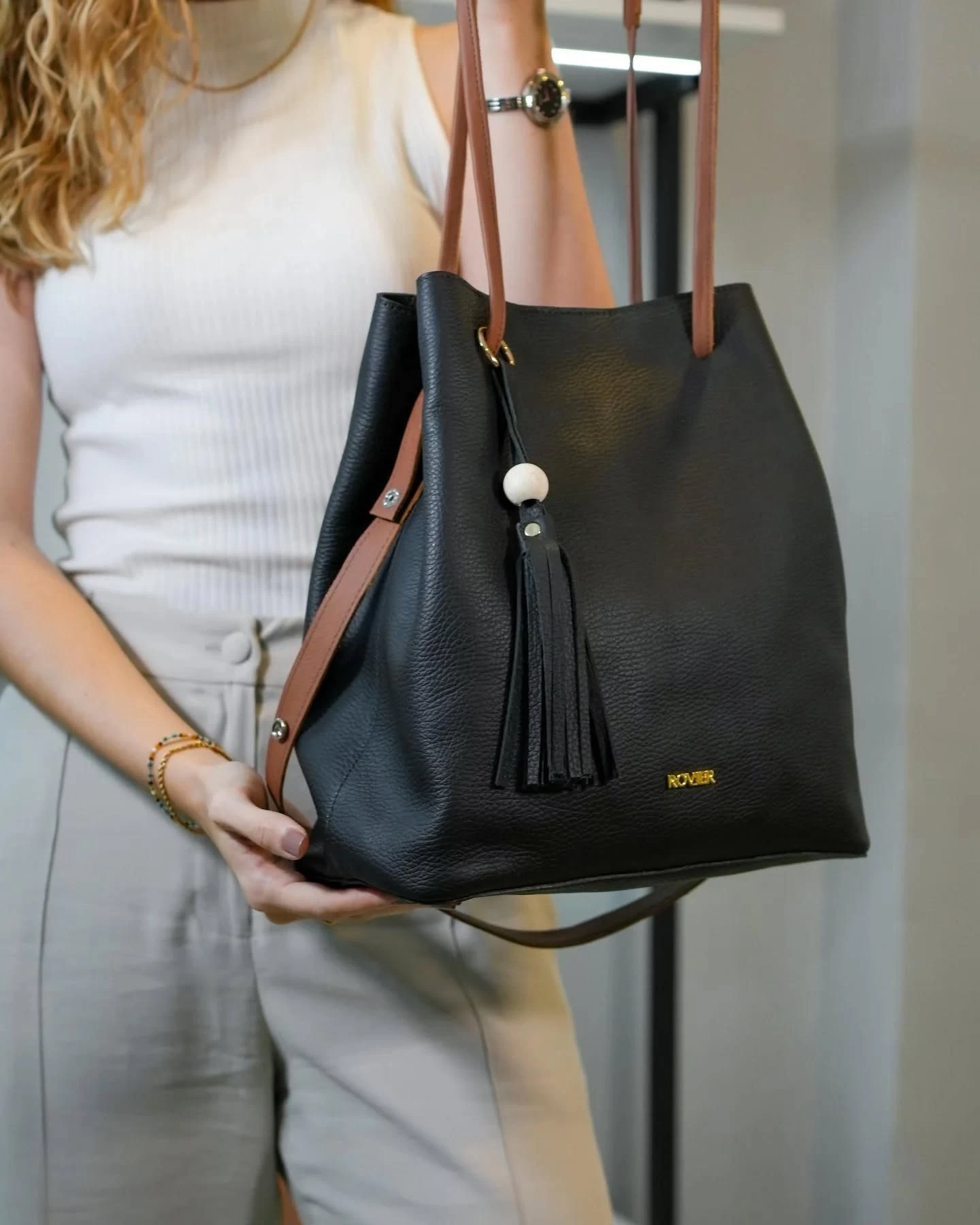 bolso de cuero Bangkok, bolso de cuero genuino, bolso de cuero floater, bolso de cuero vacuno, bolso de cuero para dama, bolso de cuero para hombro, bolso de cuero bandolera, bolso de cuero con cosmetiquero, bolso de cuero liviano, bolso de cuero flexible, bolso de cuero personalizado, bolso de cuero boliviano, marroquinería de Bolivia, bolsos de cuero exclusivos, bolso de cuero marca ROVIER.