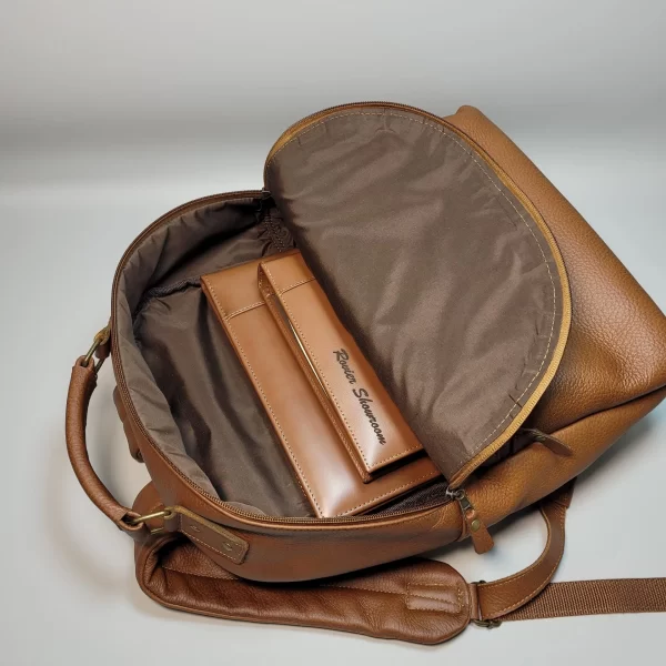 mochila de cuero para hombre, mochila de cuero genuino, mochila de cuero vacuno, mochila ejecutiva de cuero, mochila elegante de cuero, mochila de cuero con compartimentos, mochila de cuero para portátil, mochila de cuero hecha en Bolivia, mochila de cuero de alta calidad, mochila de cuero duradera, mochila de cuero para oficina, mochila de cuero para viajes, mochila de cuero con estilo, mochila de cuero moderna, mochila de cuero exclusiva, mochila de cuero premium, mochila de cuero auténtico, mochila de cuero para regalo, mochila de cuero versátil, accesorios de cuero para hombre.