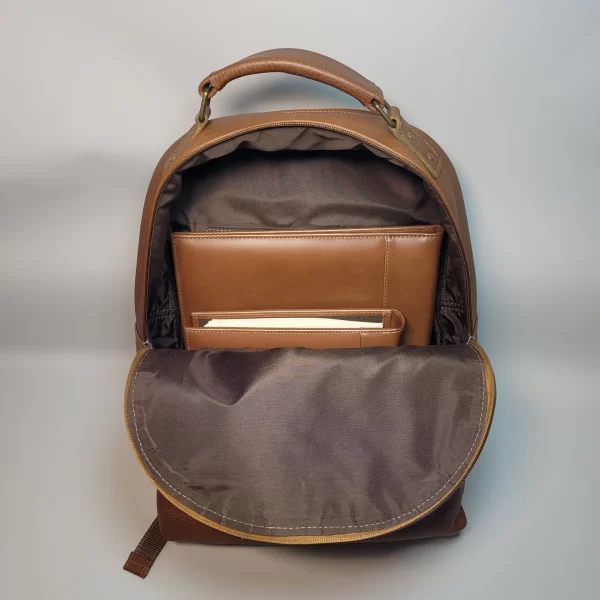 mochila de cuero para hombre, mochila de cuero genuino, mochila de cuero vacuno, mochila ejecutiva de cuero, mochila elegante de cuero, mochila de cuero con compartimentos, mochila de cuero para portátil, mochila de cuero hecha en Bolivia, mochila de cuero de alta calidad, mochila de cuero duradera, mochila de cuero para oficina, mochila de cuero para viajes, mochila de cuero con estilo, mochila de cuero moderna, mochila de cuero exclusiva, mochila de cuero premium, mochila de cuero auténtico, mochila de cuero para regalo, mochila de cuero versátil, accesorios de cuero para hombre.
