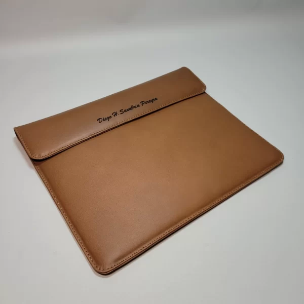 funda de cuero para iPad, funda tipo sobre, funda personalizada, funda para iPad 11 pulgadas, funda con cierre imantado, funda acolchada, funda elegante, funda artesanal, funda ROVIER, funda de cuero vacuno, funda grabado láser, funda protectora, funda de lujo, funda diseño boliviano