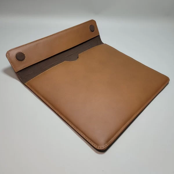 funda de cuero para iPad, funda tipo sobre, funda personalizada, funda para iPad 11 pulgadas, funda con cierre imantado, funda acolchada, funda elegante, funda artesanal, funda ROVIER, funda de cuero vacuno, funda grabado láser, funda protectora, funda de lujo, funda diseño boliviano