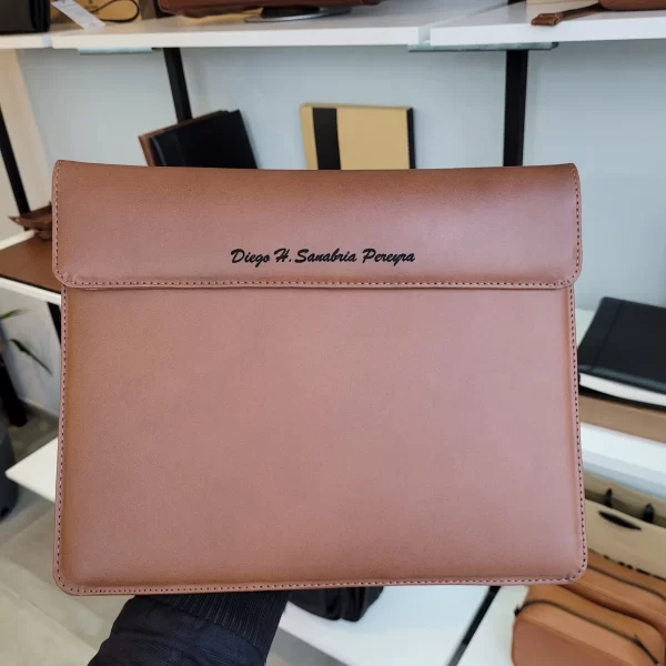 funda de cuero para iPad, funda tipo sobre, funda personalizada, funda para iPad 11 pulgadas, funda con cierre imantado, funda acolchada, funda elegante, funda artesanal, funda ROVIER, funda de cuero vacuno, funda grabado láser, funda protectora, funda de lujo, funda diseño boliviano