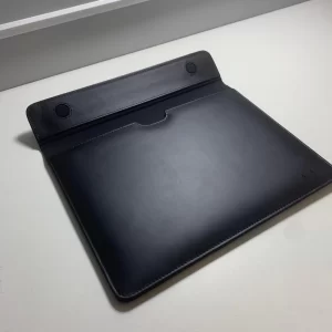 funda de cuero para iPad, funda tipo sobre, funda personalizada, funda para iPad 11 pulgadas, funda con cierre imantado, funda acolchada, funda elegante, funda artesanal, funda ROVIER, funda de cuero vacuno, funda grabado láser, funda protectora, funda de lujo, funda diseño boliviano