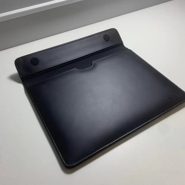 funda de cuero para iPad, funda tipo sobre, funda personalizada, funda para iPad 11 pulgadas, funda con cierre imantado, funda acolchada, funda elegante, funda artesanal, funda ROVIER, funda de cuero vacuno, funda grabado láser, funda protectora, funda de lujo, funda diseño boliviano