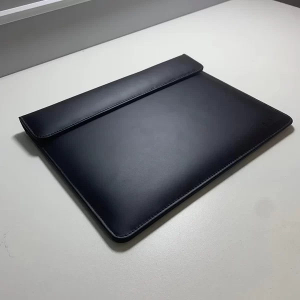 funda de cuero para iPad, funda tipo sobre, funda personalizada, funda para iPad 11 pulgadas, funda con cierre imantado, funda acolchada, funda elegante, funda artesanal, funda ROVIER, funda de cuero vacuno, funda grabado láser, funda protectora, funda de lujo, funda diseño boliviano