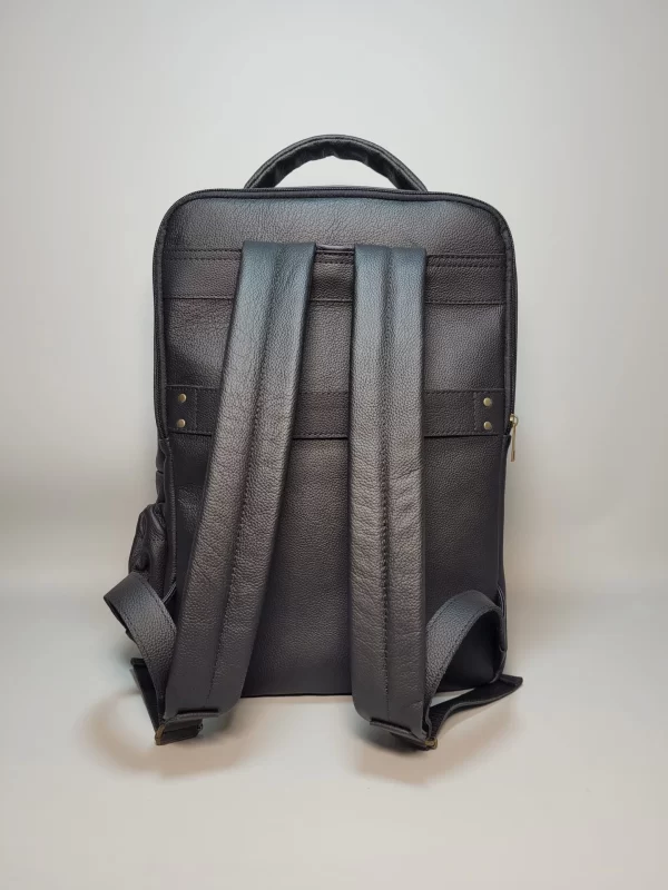 mochila de cuero para hombre, mochila de cuero genuino, mochila de cuero vacuno, mochila ejecutiva de cuero, mochila elegante de cuero, mochila de cuero con compartimentos, mochila de cuero para portátil, mochila de cuero hecha en Bolivia, mochila de cuero de alta calidad, mochila de cuero duradera, mochila de cuero para oficina, mochila de cuero para viajes, mochila de cuero con estilo, mochila de cuero moderna, mochila de cuero exclusiva, mochila de cuero premium, mochila de cuero auténtico, mochila de cuero para regalo, mochila de cuero versátil, accesorios de cuero para hombre.