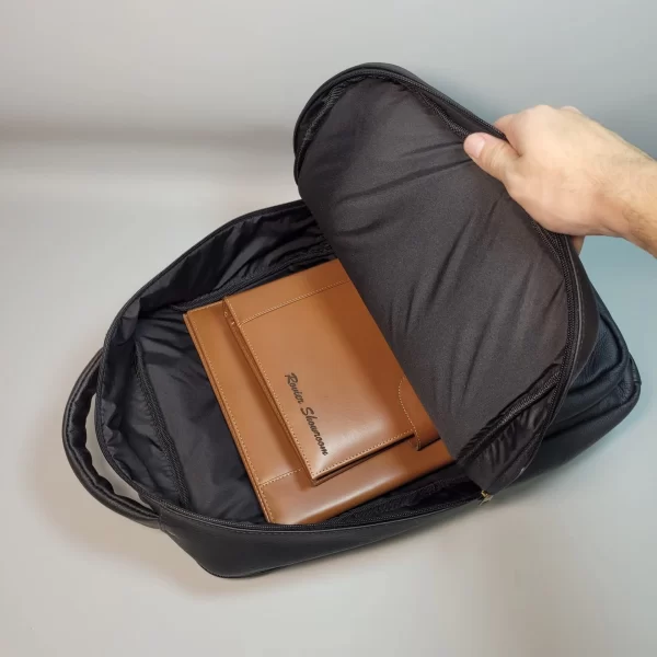 mochila de cuero para hombre, mochila de cuero genuino, mochila de cuero vacuno, mochila ejecutiva de cuero, mochila elegante de cuero, mochila de cuero con compartimentos, mochila de cuero para portátil, mochila de cuero hecha en Bolivia, mochila de cuero de alta calidad, mochila de cuero duradera, mochila de cuero para oficina, mochila de cuero para viajes, mochila de cuero con estilo, mochila de cuero moderna, mochila de cuero exclusiva, mochila de cuero premium, mochila de cuero auténtico, mochila de cuero para regalo, mochila de cuero versátil, accesorios de cuero para hombre.