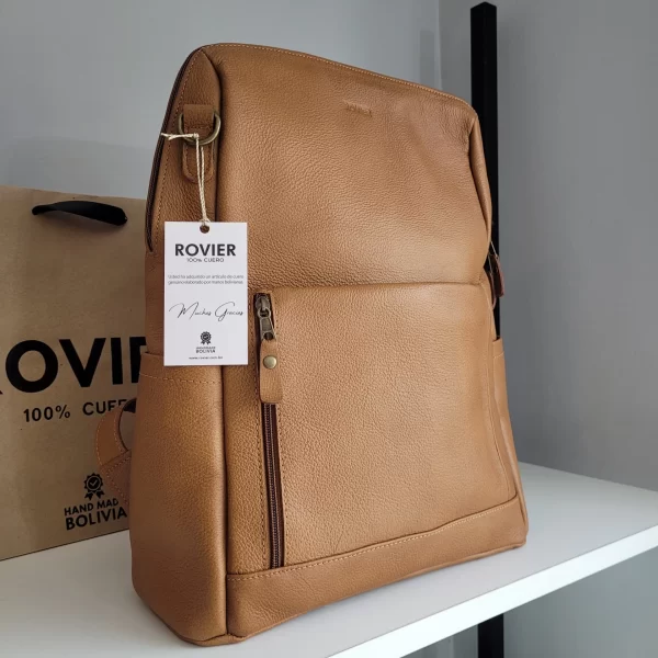 mochila de cuero mujer, mochila ejecutiva mujer, mochila de cuero para laptop mujer, mochila elegante mujer, mochila de cuero Bolivia, mochila de cuero mujer Santa Cruz, mochila de cuero vacuno mujer, mochila de cuero con bolsillos, mochila de cuero con compartimiento para computadora, mochila de cuero hecha en Bolivia, mochila de cuero mujer oficina, mochila de cuero mujer viaje, mochila de cuero mujer profesional