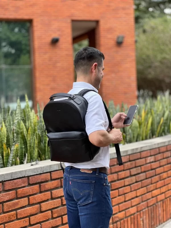mochila de cuero para hombre, mochila de cuero genuino, mochila de cuero vacuno, mochila ejecutiva de cuero, mochila elegante de cuero, mochila de cuero con compartimentos, mochila de cuero para portátil, mochila de cuero hecha en Bolivia, mochila de cuero de alta calidad, mochila de cuero duradera, mochila de cuero para oficina, mochila de cuero para viajes, mochila de cuero con estilo, mochila de cuero moderna, mochila de cuero exclusiva, mochila de cuero premium, mochila de cuero auténtico, mochila de cuero para regalo, mochila de cuero versátil, accesorios de cuero para hombre.