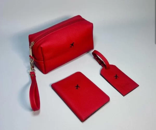 neceser de mujer, set de viaje mujer, neceser personalizado, funda de pasaporte con logo, etiqueta de maleta personalizada, regalos corporativos, merchandising para mujeres, accesorios de viaje, set de viaje elegante, productos promocionales, artículos personalizados, viaje con estilo, branding en viajes