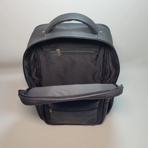 mochila de cuero para hombre, mochila de cuero genuino, mochila de cuero vacuno, mochila ejecutiva de cuero, mochila elegante de cuero, mochila de cuero con compartimentos, mochila de cuero para portátil, mochila de cuero hecha en Bolivia, mochila de cuero de alta calidad, mochila de cuero duradera, mochila de cuero para oficina, mochila de cuero para viajes, mochila de cuero con estilo, mochila de cuero moderna, mochila de cuero exclusiva, mochila de cuero premium, mochila de cuero auténtico, mochila de cuero para regalo, mochila de cuero versátil, accesorios de cuero para hombre.
