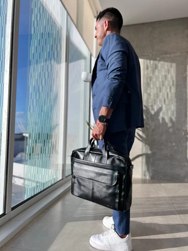 maletín de cuero para hombre, maletín ejecutivo de cuero, maletín de cuero genuino, maletín de cuero vacuno, maletín de cuero para oficina, maletín de cuero con compartimentos, maletín de cuero para laptop, maletín de cuero hecho en Bolivia, maletín de cuero premium, maletín de cuero de alta calidad, maletín de cuero elegante, maletín de cuero moderno, maletín de cuero clásico, maletín de cuero exclusivo, maletín de cuero con correa ajustable, maletín de cuero auténtico, maletín de cuero para trabajo, maletín de cuero para regalo, maletín de cuero duradero, accesorios ejecutivos de cuero.