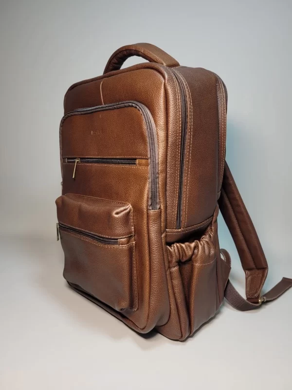 mochila de cuero para hombre, mochila de cuero genuino, mochila de cuero vacuno, mochila ejecutiva de cuero, mochila elegante de cuero, mochila de cuero con compartimentos, mochila de cuero para portátil, mochila de cuero hecha en Bolivia, mochila de cuero de alta calidad, mochila de cuero duradera, mochila de cuero para oficina, mochila de cuero para viajes, mochila de cuero con estilo, mochila de cuero moderna, mochila de cuero exclusiva, mochila de cuero premium, mochila de cuero auténtico, mochila de cuero para regalo, mochila de cuero versátil, accesorios de cuero para hombre.