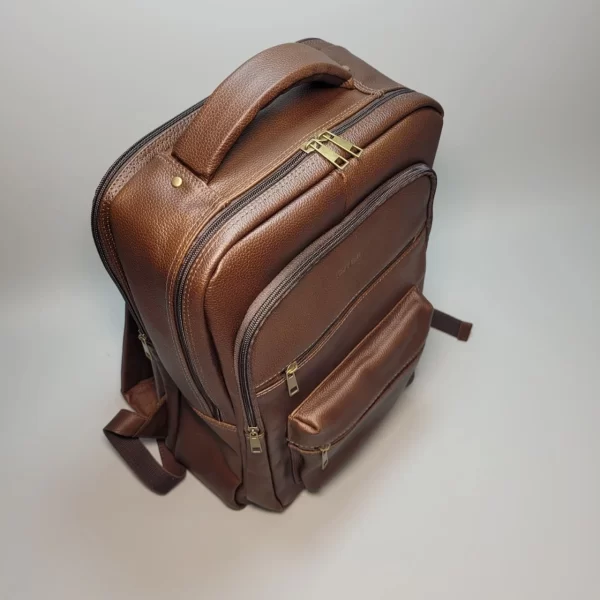 mochila de cuero para hombre, mochila de cuero genuino, mochila de cuero vacuno, mochila ejecutiva de cuero, mochila elegante de cuero, mochila de cuero con compartimentos, mochila de cuero para portátil, mochila de cuero hecha en Bolivia, mochila de cuero de alta calidad, mochila de cuero duradera, mochila de cuero para oficina, mochila de cuero para viajes, mochila de cuero con estilo, mochila de cuero moderna, mochila de cuero exclusiva, mochila de cuero premium, mochila de cuero auténtico, mochila de cuero para regalo, mochila de cuero versátil, accesorios de cuero para hombre.