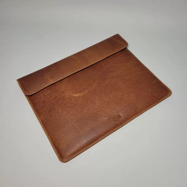 funda de cuero para iPad, funda tipo sobre, funda personalizada, funda para iPad 11 pulgadas, funda con cierre imantado, funda acolchada, funda elegante, funda artesanal, funda ROVIER, funda de cuero vacuno, funda grabado láser, funda protectora, funda de lujo, funda diseño boliviano
