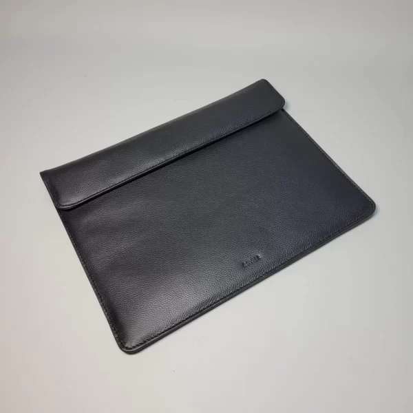 funda de cuero para iPad, funda tipo sobre, funda personalizada, funda para iPad 11 pulgadas, funda con cierre imantado, funda acolchada, funda elegante, funda artesanal, funda ROVIER, funda de cuero vacuno, funda grabado láser, funda protectora, funda de lujo, funda diseño boliviano