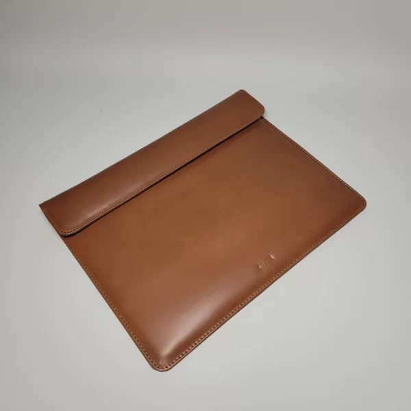 funda de cuero para iPad, funda tipo sobre, funda personalizada, funda para iPad 11 pulgadas, funda con cierre imantado, funda acolchada, funda elegante, funda artesanal, funda ROVIER, funda de cuero vacuno, funda grabado láser, funda protectora, funda de lujo, funda diseño boliviano