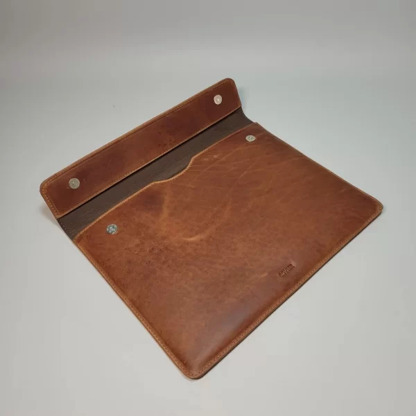 funda de cuero para iPad, funda tipo sobre, funda personalizada, funda para iPad 11 pulgadas, funda con cierre imantado, funda acolchada, funda elegante, funda artesanal, funda ROVIER, funda de cuero vacuno, funda grabado láser, funda protectora, funda de lujo, funda diseño boliviano