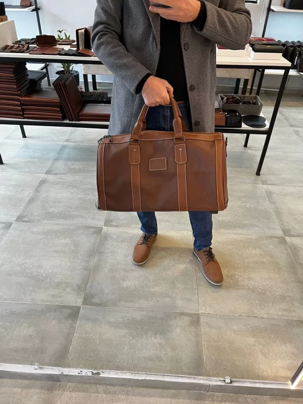 bolso de cuero, bolso de viaje, bolso artesanal, bolso personalizado, bolso de cuero vacuno, bolso elegante, bolso con compartimiento para zapatos, bolso con asas desmontables, bolso de lujo, bolso ROVIER, bolso café, bolso de diseño boliviano, bolso grabado láser, bolso para hombre, bolso para mujer