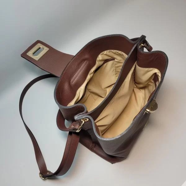 bolsos de cuero, carteras de cuero, accesorios de cuero, cuero vacuno boliviano, bolsos hechos en Bolivia, carteras hechas en Bolivia, moda en cuero, diseño boliviano, bolsos para mujer, carteras para hombre, bolsos elegantes, carteras funcionales, bolsos al hombro, carteras de mano, cuero genuino, artículos de cuero, producción boliviana, calidad duradera, estilo boliviano, regalos corporativos en cuero, bolsos personalizados, carteras con grabado láser, marroquinería boliviana, bolsos de diseño, carteras exclusivas, cuero de alta calidad