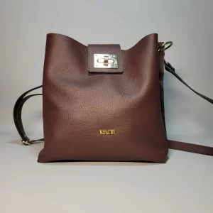 bolsos de cuero, carteras de cuero, accesorios de cuero, cuero vacuno boliviano, bolsos hechos en Bolivia, carteras hechas en Bolivia, moda en cuero, diseño boliviano, bolsos para mujer, carteras para hombre, bolsos elegantes, carteras funcionales, bolsos al hombro, carteras de mano, cuero genuino, artículos de cuero, producción boliviana, calidad duradera, estilo boliviano, regalos corporativos en cuero, bolsos personalizados, carteras con grabado láser, marroquinería boliviana, bolsos de diseño, carteras exclusivas, cuero de alta calidad