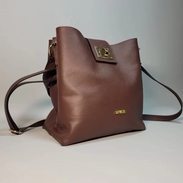 bolsos de cuero, carteras de cuero, accesorios de cuero, cuero vacuno boliviano, bolsos hechos en Bolivia, carteras hechas en Bolivia, moda en cuero, diseño boliviano, bolsos para mujer, carteras para hombre, bolsos elegantes, carteras funcionales, bolsos al hombro, carteras de mano, cuero genuino, artículos de cuero, producción boliviana, calidad duradera, estilo boliviano, regalos corporativos en cuero, bolsos personalizados, carteras con grabado láser, marroquinería boliviana, bolsos de diseño, carteras exclusivas, cuero de alta calidad