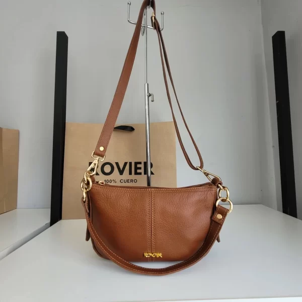bandolera para mujer, bolso cruzado, bolso compacto, bolso con cierre, bolso personalizado, grabado láser, accesorio femenino, moda urbana, bolso elegante, bolso casual, regalo para mujer, bolso con correas ajustables, bolso pequeño, bandolera de cuero, bolso moderno