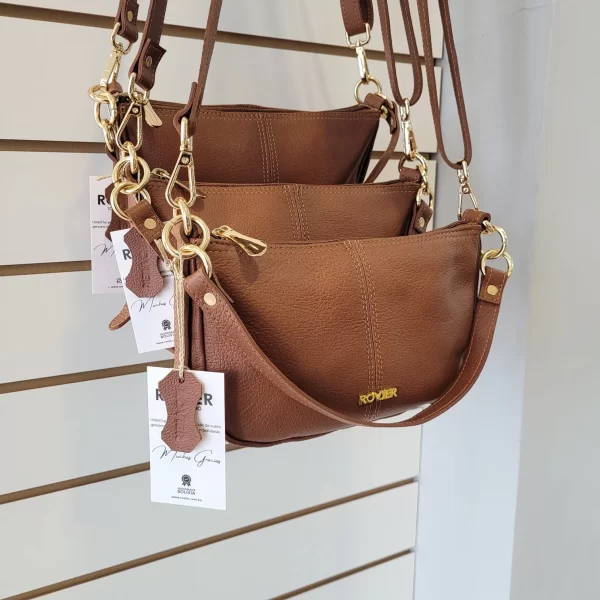 bandolera para mujer, bolso cruzado, bolso compacto, bolso con cierre, bolso personalizado, grabado láser, accesorio femenino, moda urbana, bolso elegante, bolso casual, regalo para mujer, bolso con correas ajustables, bolso pequeño, bandolera de cuero, bolso moderno