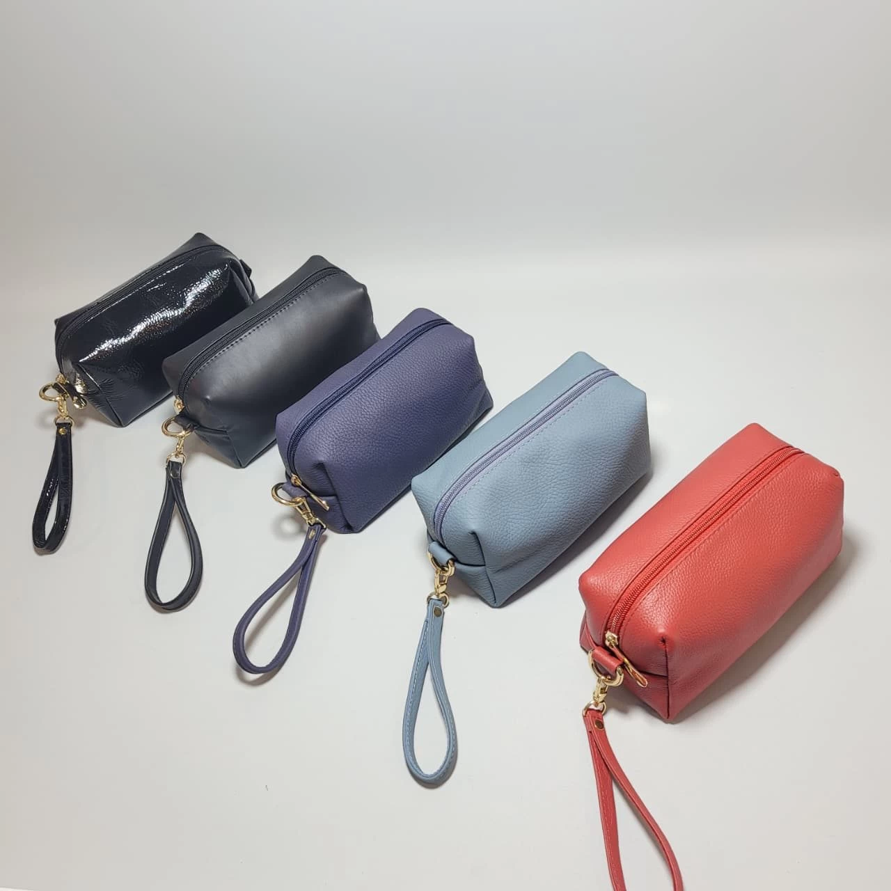 NECESER DE CUERO PARA MUJER, bolsos de cuero, carteras de cuero, accesorios de cuero, cuero vacuno boliviano, bolsos hechos en Bolivia, carteras hechas en Bolivia, moda en cuero, diseño boliviano, bolsos para mujer, carteras para hombre, bolsos elegantes, carteras funcionales, bolsos al hombro, carteras de mano, cuero genuino, artículos de cuero, producción boliviana, calidad duradera, estilo boliviano, regalos corporativos en cuero, bolsos personalizados, carteras con grabado láser, marroquinería boliviana, bolsos de diseño, carteras exclusivas, cuero de alta calidad