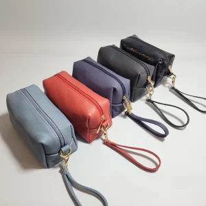 NECESER DE CUERO PARA MUJER, bolsos de cuero, carteras de cuero, accesorios de cuero, cuero vacuno boliviano, bolsos hechos en Bolivia, carteras hechas en Bolivia, moda en cuero, diseño boliviano, bolsos para mujer, carteras para hombre, bolsos elegantes, carteras funcionales, bolsos al hombro, carteras de mano, cuero genuino, artículos de cuero, producción boliviana, calidad duradera, estilo boliviano, regalos corporativos en cuero, bolsos personalizados, carteras con grabado láser, marroquinería boliviana, bolsos de diseño, carteras exclusivas, cuero de alta calidad