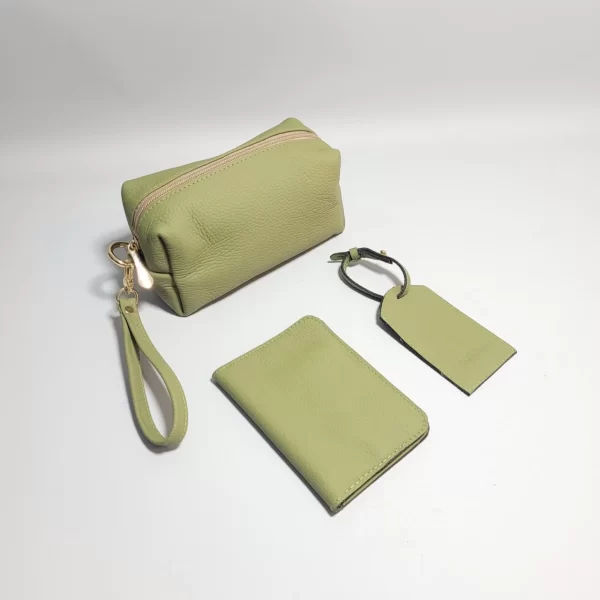 neceser de mujer, set de viaje mujer, neceser personalizado, funda de pasaporte con logo, etiqueta de maleta personalizada, regalos corporativos, merchandising para mujeres, accesorios de viaje, set de viaje elegante, productos promocionales, artículos personalizados, viaje con estilo, branding en viajes