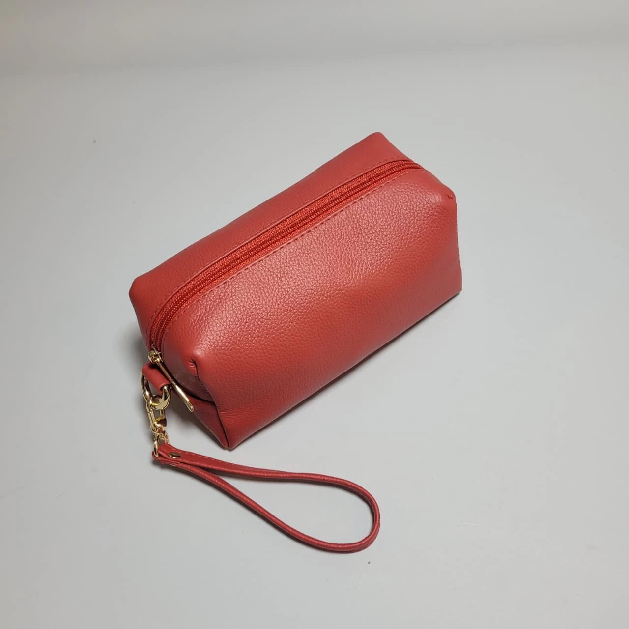 NECESER DE CUERO PARA MUJER, bolsos de cuero, carteras de cuero, accesorios de cuero, cuero vacuno boliviano, bolsos hechos en Bolivia, carteras hechas en Bolivia, moda en cuero, diseño boliviano, bolsos para mujer, carteras para hombre, bolsos elegantes, carteras funcionales, bolsos al hombro, carteras de mano, cuero genuino, artículos de cuero, producción boliviana, calidad duradera, estilo boliviano, regalos corporativos en cuero, bolsos personalizados, carteras con grabado láser, marroquinería boliviana, bolsos de diseño, carteras exclusivas, cuero de alta calidad