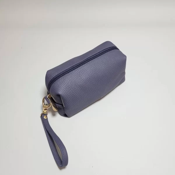 NECESER DE CUERO PARA MUJER, bolsos de cuero, carteras de cuero, accesorios de cuero, cuero vacuno boliviano, bolsos hechos en Bolivia, carteras hechas en Bolivia, moda en cuero, diseño boliviano, bolsos para mujer, carteras para hombre, bolsos elegantes, carteras funcionales, bolsos al hombro, carteras de mano, cuero genuino, artículos de cuero, producción boliviana, calidad duradera, estilo boliviano, regalos corporativos en cuero, bolsos personalizados, carteras con grabado láser, marroquinería boliviana, bolsos de diseño, carteras exclusivas, cuero de alta calidad