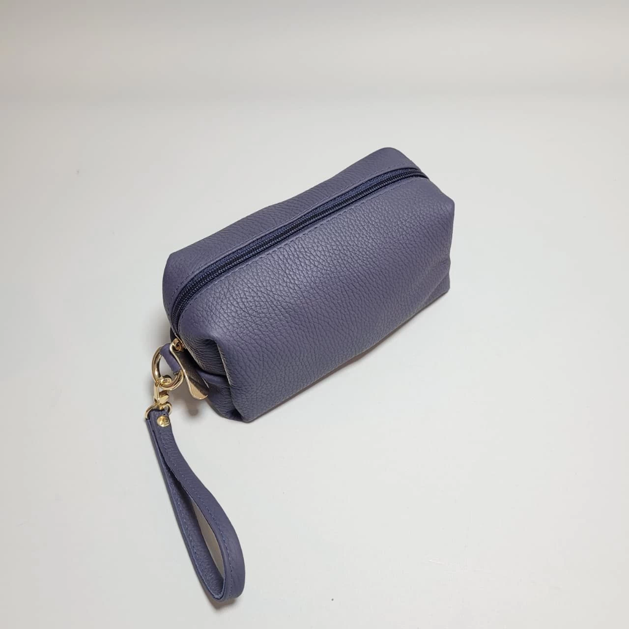 NECESER DE CUERO PARA MUJER, bolsos de cuero, carteras de cuero, accesorios de cuero, cuero vacuno boliviano, bolsos hechos en Bolivia, carteras hechas en Bolivia, moda en cuero, diseño boliviano, bolsos para mujer, carteras para hombre, bolsos elegantes, carteras funcionales, bolsos al hombro, carteras de mano, cuero genuino, artículos de cuero, producción boliviana, calidad duradera, estilo boliviano, regalos corporativos en cuero, bolsos personalizados, carteras con grabado láser, marroquinería boliviana, bolsos de diseño, carteras exclusivas, cuero de alta calidad