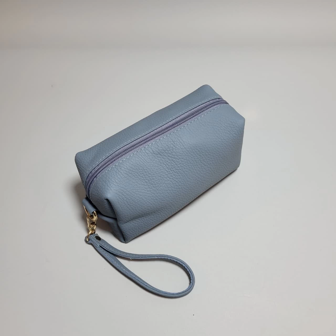 NECESER DE CUERO PARA MUJER, bolsos de cuero, carteras de cuero, accesorios de cuero, cuero vacuno boliviano, bolsos hechos en Bolivia, carteras hechas en Bolivia, moda en cuero, diseño boliviano, bolsos para mujer, carteras para hombre, bolsos elegantes, carteras funcionales, bolsos al hombro, carteras de mano, cuero genuino, artículos de cuero, producción boliviana, calidad duradera, estilo boliviano, regalos corporativos en cuero, bolsos personalizados, carteras con grabado láser, marroquinería boliviana, bolsos de diseño, carteras exclusivas, cuero de alta calidad